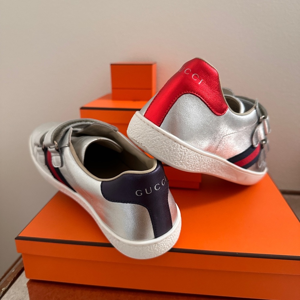 GUCCI
Silver Sneakers with Contrast Heel Cap size 8